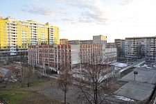 Входная группа Гимназия № 83.  Холмогорова,  22